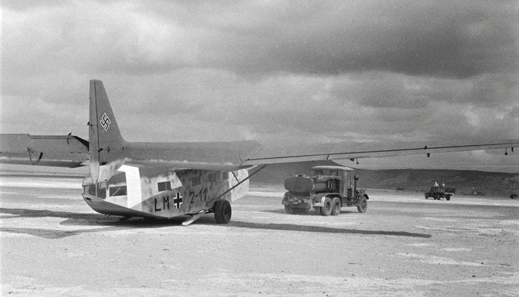 ΦΩΤΟΗΜΕΡΑΣ: Σεπτέμβριος 1942. Ένα Γερμανικό ανεμόπτερο Gothar Go-242 μόλις έφτασε από την Αφρική (φωτογράφος Karl Ottahal.)