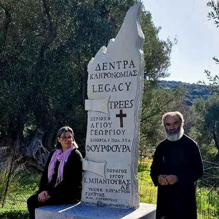 Γλυπτά – μονόλιθοι κοντά σε αρχαίες ελιές