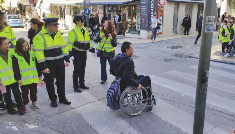 Μαθητές του 17ου Δημοτικού Σχολείου Ηρακλείου και αστυνομικοί της Τροχαίας Ηρακλείου κυκλοφόρησαν πεζοί στην πόλη του Ηρακλείου