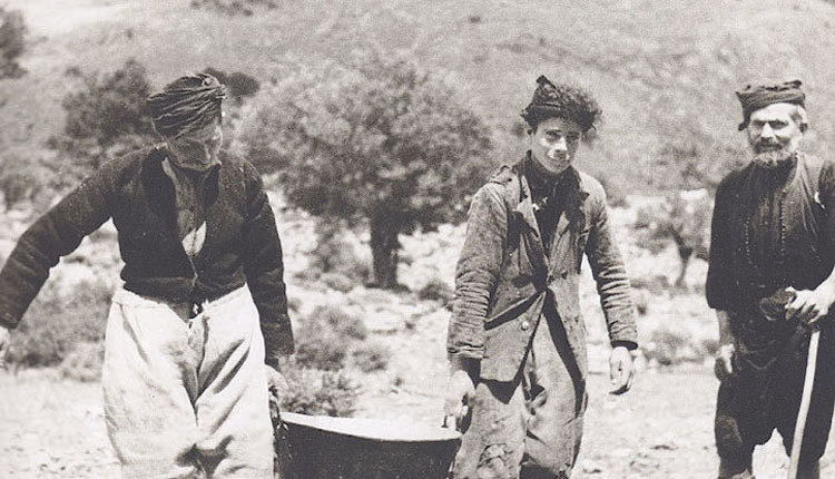 ΦΩΤΟΗΜΕΡΑΣ: Κρήτη 1912. Κρητικοί ετοιμάζονται να τυροκομήσουν.