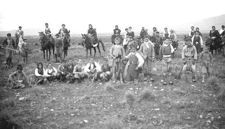 ΦΩΤΟΗΜΕΡΑΣ: Στη Μεσσαρά το 1908. Φωτογραφία Bridgeman Images.