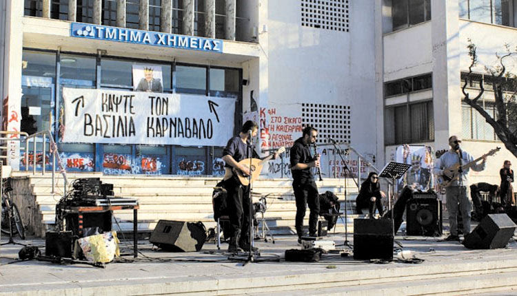 Ένα απίστευτο περιστατικό έλαβε χώρα στο ΑΠΘ κι ενώ ήταν σε εξέλιξη γλέντι για την Τσικνοπέμπτη στην πλατεία Χημείου με συμμετοχή δεκάδων φοιτητών και απλών πολιτών. Συγκεκριμένα, άγνωστοι κρέμασαν στην είσοδο του Τμήματος Χημείας ένα πανό με προσβλητικό περιεχόμενο για τον πρύτανη του ΑΠΘ, Νίκο Παπαϊωάννου