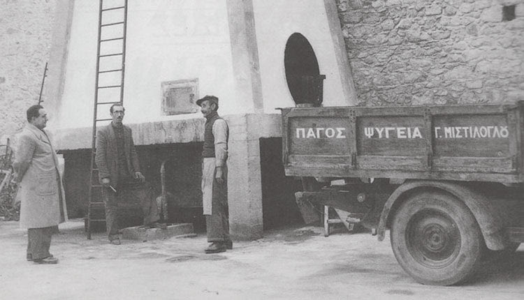 Με βαθιά συγκίνηση και θλίψη αποχαιρέτησαν χθες συγγενείς και φίλοι ένα παλαιό Ηρακλειώτη, τον Πάρη Μιστίλογλου, γιο του Γιώργου Μιστίλογλου, ο οποίος διατηρούσε εργοστάσιο παραγωγής πάγου δίπλα στον Άγιο Τίτο