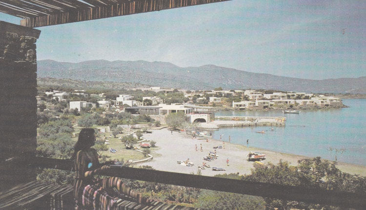 ΦΩΤΟΗΜΕΡΑΣ: Στην Ελούντα (Elounda Beach) το 1974. Σχεδόν δεν υπήρχαν άλλα καταλύματα.