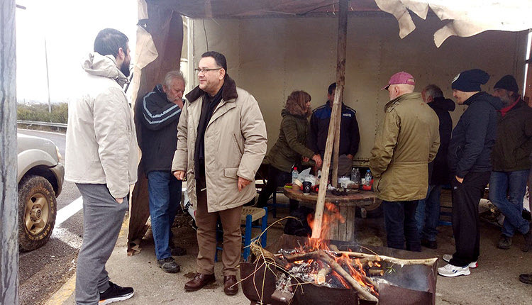 κλιμάκιο του ΚΚΕ στο μπλόκο στα Πραιτώρια