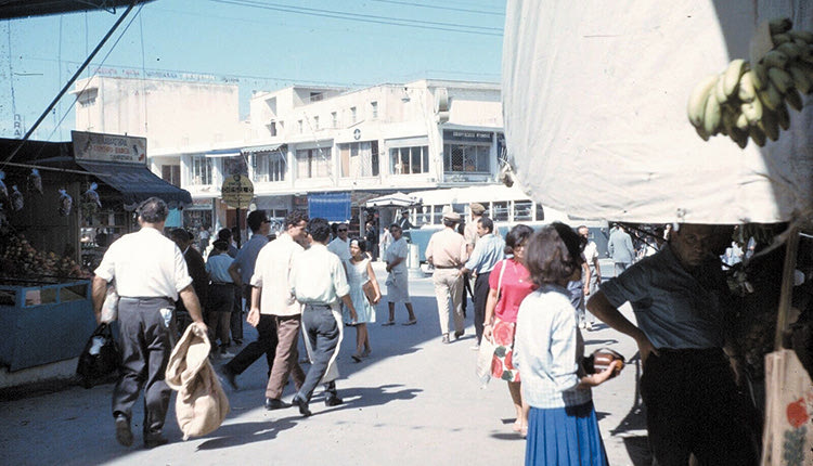 Η φωτογραφία της ημέρας: Στο Μεϊντάνι του Ηρακλείου το 1963.