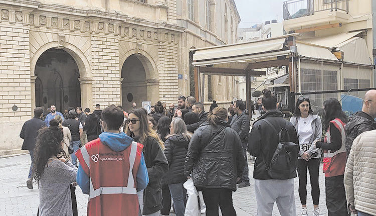 Ουρά ανθρωπιάς και αλληλεγγύης στήθηκε το μεσημέρι του Σαββάτου έξω από τη Λότζια, από νέους ανθρώπους κυρίως, που ήθελαν να προσφέρουν το αίμα τους, στους τραυματίες του σιδηροδρομικού δυστυχήματος και ανταποκρίθηκαν στο κάλεσμα του «Αιματοκρήτη».