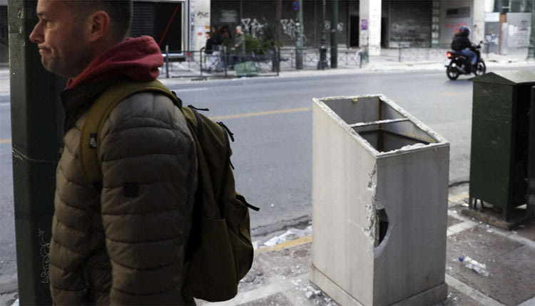 Χθες στην Αθήνα, στα επεισόδια, κουκουλοφόροι επιτέθηκαν στους αστυνομικούς και νωρίτερα είχαν σπάσει το μνημείο για τους νεκρούς της Marfin.