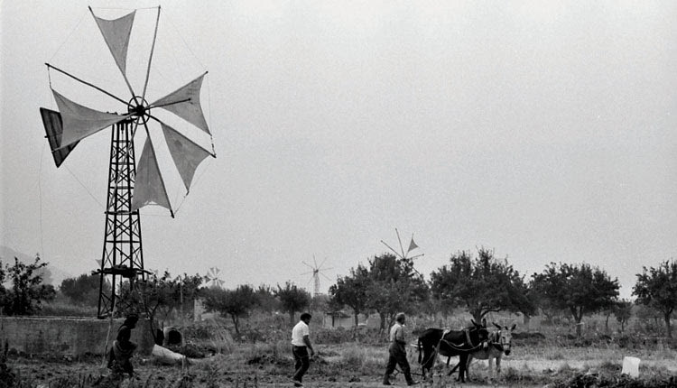 ΦΩΤΟΗΜΕΡΑΣ: Κρήτη, στο Οροπέδιο Λασιθίου, 1981, φωτογράφος Boris Carmi