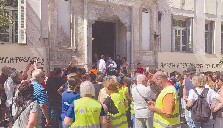 Η μάχη των συμβασιούχων και η αγωνία των ΟΤΑ