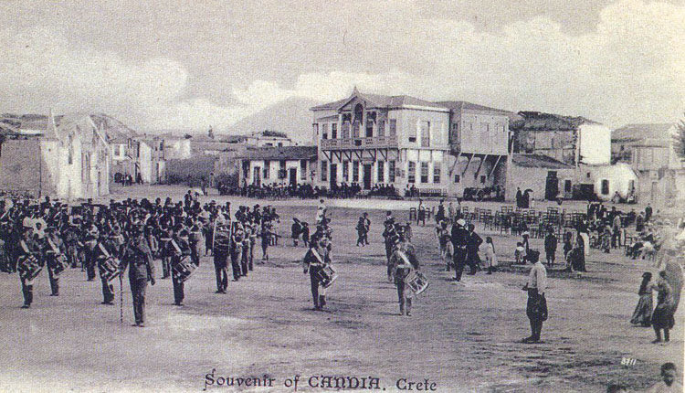 ΦΩΤΟΗΜΕΡΑΣ: Παρέλαση στην πλατεία των Τριών Καμαρών στο Ηράκλειο την περίοδο 1907-1908 (φωτογραφία Μπεχαεδίν)