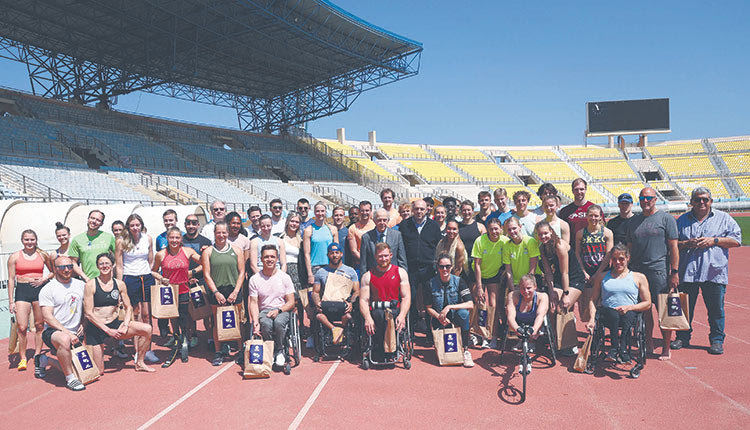 Ο δήμαρχος Ηρακλείου κ. Λαμπρινός με τον αντιδήμαρχο κ. Βαρδαβά και τους αθλητές που προετοιμάζονται στο Παγκρήτιο