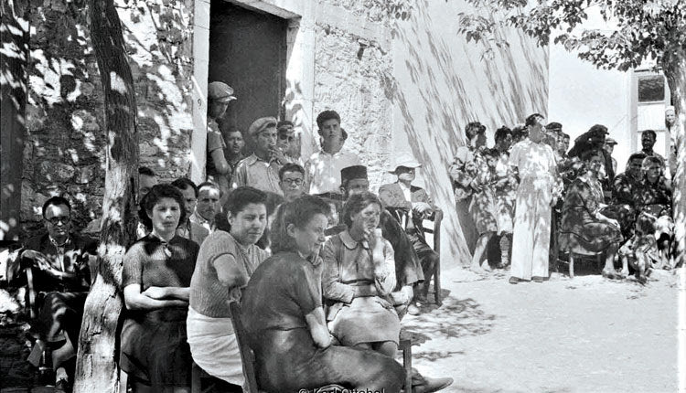 ΦΩΤΟΗΜΕΡΑΣ: Φωτογραφία από την κατοχή στο στο Καστέλλι Πεδιάδος. Μουσική συναυλία παρουσία πολιτών από τη στρατιωτική ορχήστρα της Luftwaffe, Ιούνιος 1943, φωτογράφος Karl Ottahal.