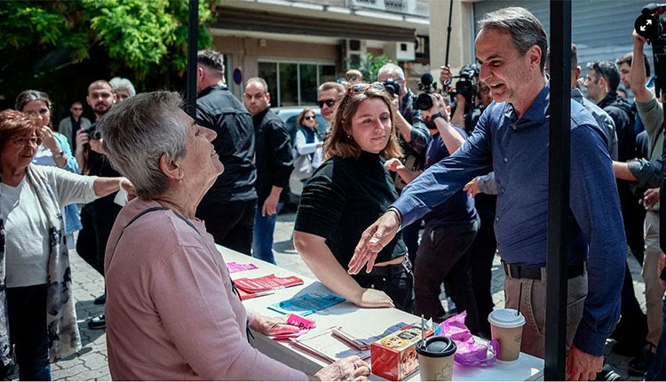 Μετέωρο έμεινε το… χέρι του πρωθυπουργού Κυριάκου Μητσοτάκη χθες το πρωί στην πλατεία Κυψέλης, όπου περιόδευε στο πλαίσιο της προεκλογικής εκστρατείας. Κάποια στιγμή περνώντας μπροστά από το περίπτερο του ΜέΡΑ 25 άπλωσε το χέρι να χαιρετήσει ένα μέλος του κόμματος που μοίραζε φυλλάδια. Η γυναίκα απέφυγε επιδεικτικά τη χειραψία και ο πρωθυπουργός έμεινε με το χέρι στον αέρα, αλλά διατηρώντας τη ψυχραιμία του, παρά το γεγονός ότι από άλλο μέλος του ΜεΡΑ 25 ακούστηκε να λέει: «να μου κοπεί το χέρι»!