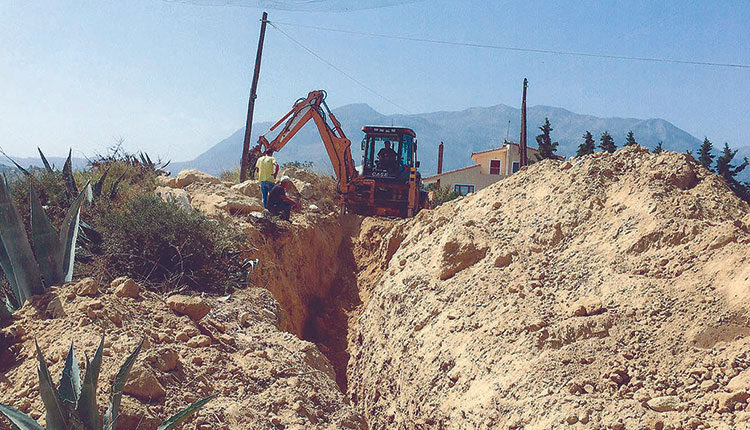 Στιγμιότυπο από τις εκσκαφές των συνεργείων της ΔΕΥΑΗ, όπου παραμένει ανεντόπιστη η διαρροή