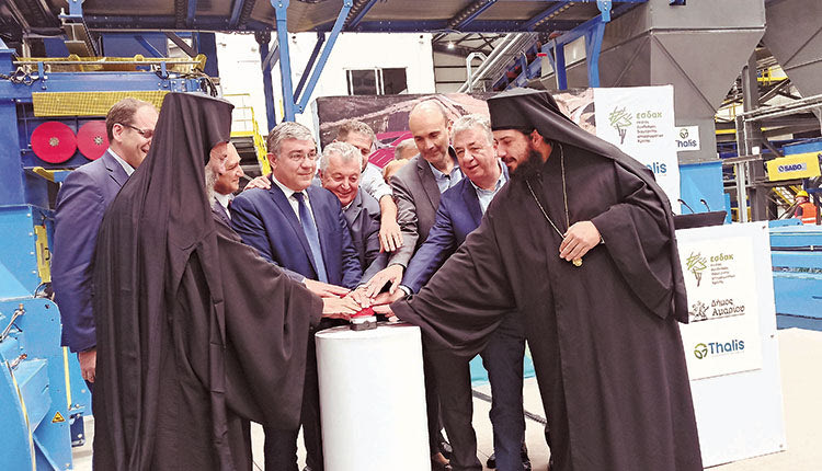 Υπάρχουν και έργα που στα εγκαίνιά τους παρουσία Αρχών και κόσμου δεν... ψάχνεις ψαλίδια και δεν κόβονται κορδέλες! Αυτό συνέβη χθες στα εγκαίνια της υπερσύγχρονης μονάδας επεξεργασίας αποβλήτων στο Αμάρι που αντί κορδέλας πάτησαν κουμπί και άναψαν οι μηχανές, οι εκπρόσωποι της Εκκλησίας, οι γενικοί γραμματείς των Υπουργείων, Μάν. Γραφάκος, Γ. Ζερβός, ο περιφερειάρχης Στ. Αρναουτάκης, ο πρόεδρος του ΕΣΔΑΚ Ζ. Καλογερακης, ο δήμαρχος Π. Μουρτζανός κ.ά.