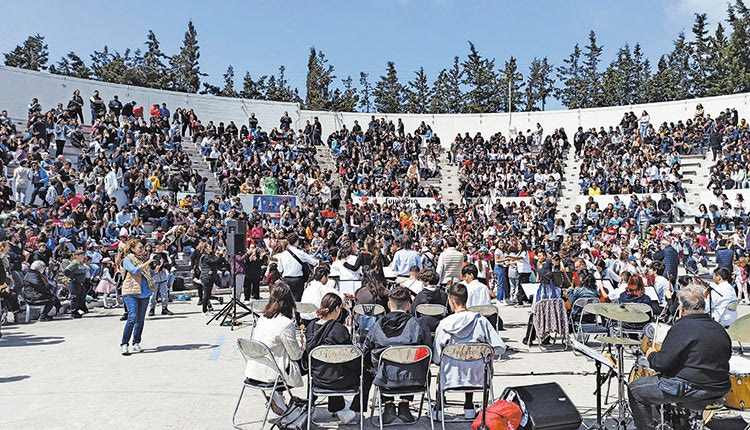 2.000 νέοι τραγούδησαν Μίκη Θεοδωράκη στο Αρκαλοχώρι