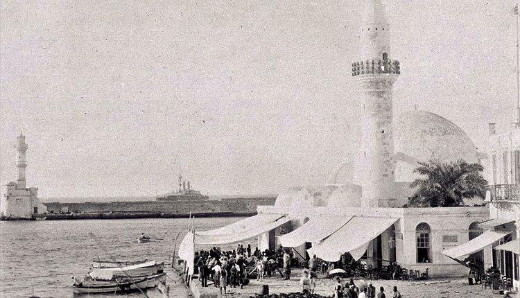 ΦΩΤΟΗΜΕΡΑΣ: Στο λιμάνι των Χανίων γύρω στα 1900. Στο βάθος διακρίνεται αγγλικό θωρηκτό.