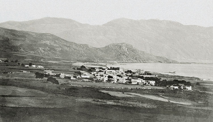 ΦΩΤΟΗΜΕΡΑΣ: Η Κίσσαμος γύρω στα 1900. Το κάστρο φαίνεται ήδη να είναι μισογκρεμισμένο.