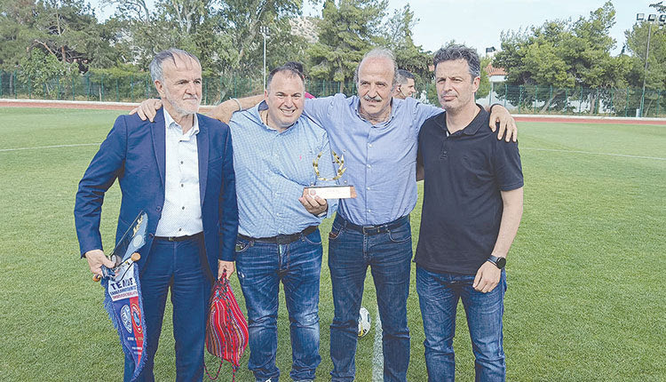 Η διοίκηση της ΕΠΣΗ έδωσε και αναμνηστικά στους αντιπάλους