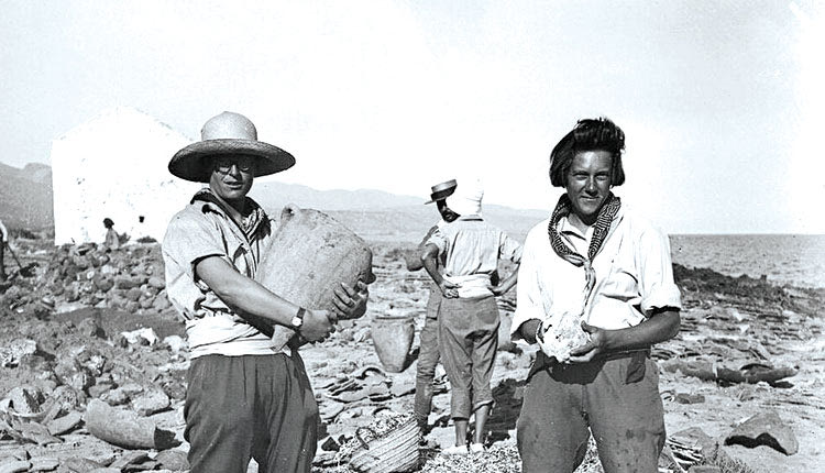 ΦΩΤΟΗΜΕΡΑΣ: Αρχαιολογικός χώρος Μαλίων 1925. Γαλλίδες αρχαιολόγοι στις ανασκαφές με τα ευρήματα.