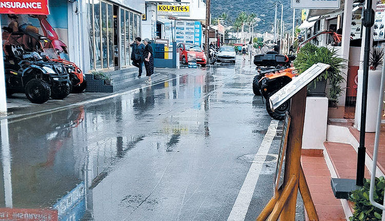 Χθες έβρεξε το απόγευμα σε διάφορες περιοχές της Κρήτης, κυρίως στα ανατολικά, από τη Σταλίδα (φωτογραφία χθεσινή) και μετά προς την Ελούντα,  προχθές πολύ στην ενδοχώρα. Δεν ξέρω τι θα κάνει τις επόμενες ημέρες, αλλά μάλλον δεν βλέπω το καλοκαίρι δυνατό φέτος...