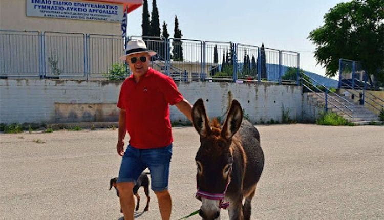 Ο κ. Αριστείδης Τσιρίκος, έφτασε στο εκλογικό τμήμα έχοντας για παρέα τον αγαπημένο του γαϊδαράκο!