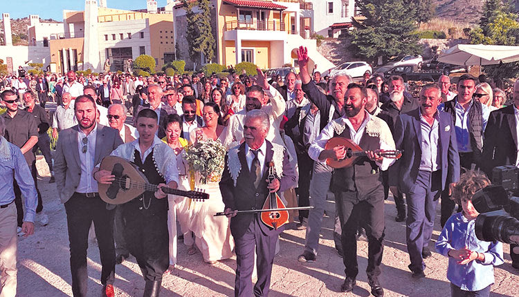 Ο Μιχάλης και η Ηώ πηγαίνοντας στην εκκλησία