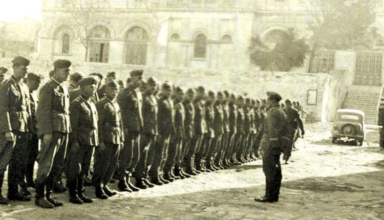 ΦΩΤΟΗΜΕΡΑΣ: Ηράκλειο 1943. Κατοχή. Γερμανοί σε παράταξη στην πλατεία Αγ. Αικατερίνης στον Άγιο Μηνά.