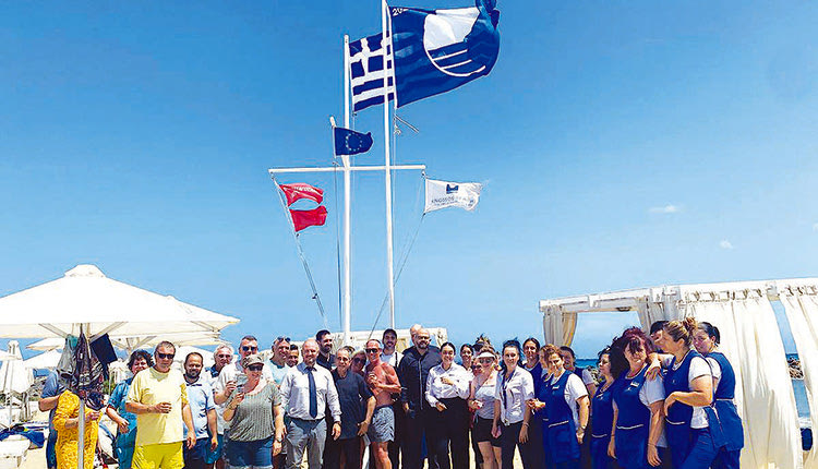 Γαλάζια σημαία στην παραλία του Knossos Beach