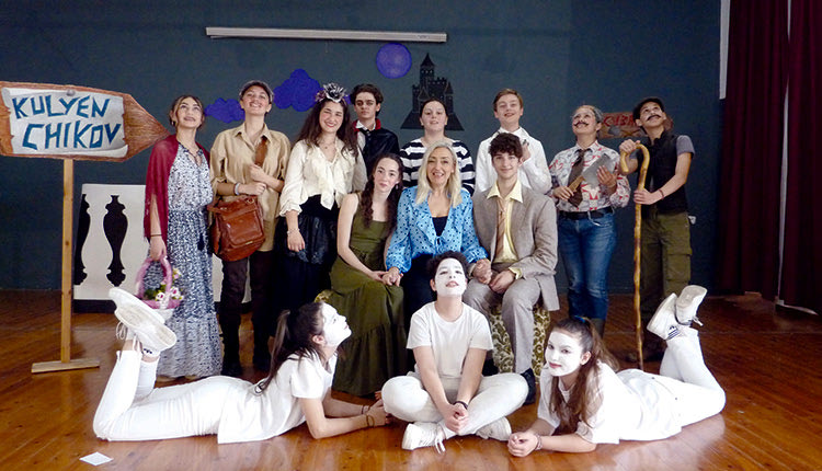 Η θεατρική ομάδα του 5ου Γυμνασίου Ηρακλείου στην παράσταση Οι ηλίθιοι