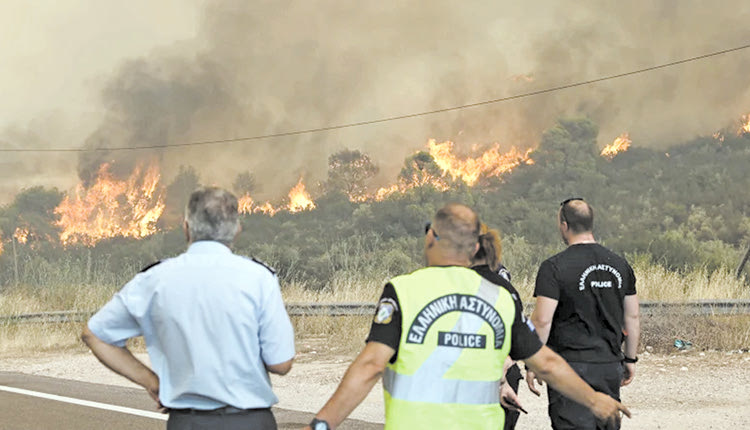 Εφιαλτικές ώρες στην Κέρκυρα όπου η φωτιά συνεχίζει να καίει μεγάλες εκτάσεις