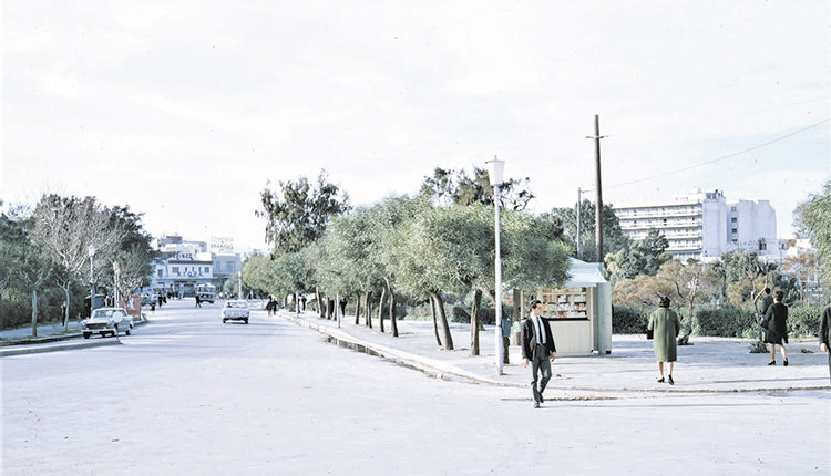 ΦΩΤΟΗΜΕΡΑΣ: Στον δρόμο προς την πλατεία Ελευθερίας τη δεκαετία του ‘70. Φαίνεται στο βάθος το κινηματοθέατρο “Ντορέ”.