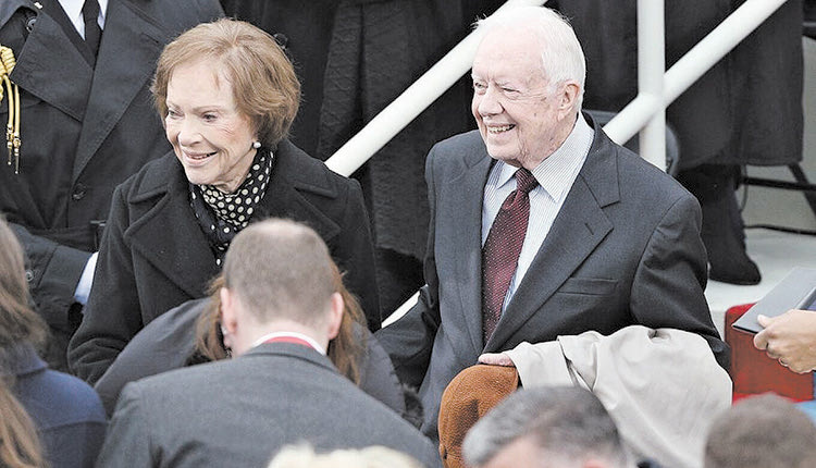 Λίγο πριν από το τέλος της ζωής τους είναι ο πρώην πρόεδρος των ΗΠΑ Τζίμι Κάρτερ και η σύζυγός του Ρόζαλιν, καθώς και οι δύο πάσχουν από σοβαρά προβλήματα υγείας. Αυτό αποκάλυψε ο εγγονός τους, Τζος Κάρτερ, που είπε ότι το ηλικιωμένο ζευγάρι -98 ετών ο Κάρτερ και 96 ετών η σύζυγός του- «ακόμη κρατά ο ένας το χέρι του άλλου».
