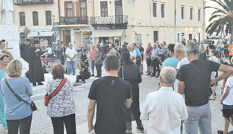 Οι πρώτοι αντιδρώντες για τις ταυτότητες και τα… τσιπάκια μαζεύτηκαν στην πλατεία του Αγνώστου Στρατιώτη στο Ρέθυμνο και έκαναν διαμαρτυρία;