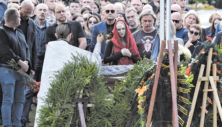 Μπορεί να μην ξέρουμε ακόμη πώς έγινε το… ατύχημα, αλλά η κηδεία του Ρώσου επικεφαλής της μισθοφορικής οργάνωσης Βάγκνερ, Γεβγκένι Πριγκόζιν, τελέστηκε σε κλειστό κύκλο, σε ένα κοιμητήριο στα περίχωρα της γενέτειράς του, της Αγίας Πετρούπολης, ανακοίνωσε η υπηρεσία Τύπου της εταιρείας του.