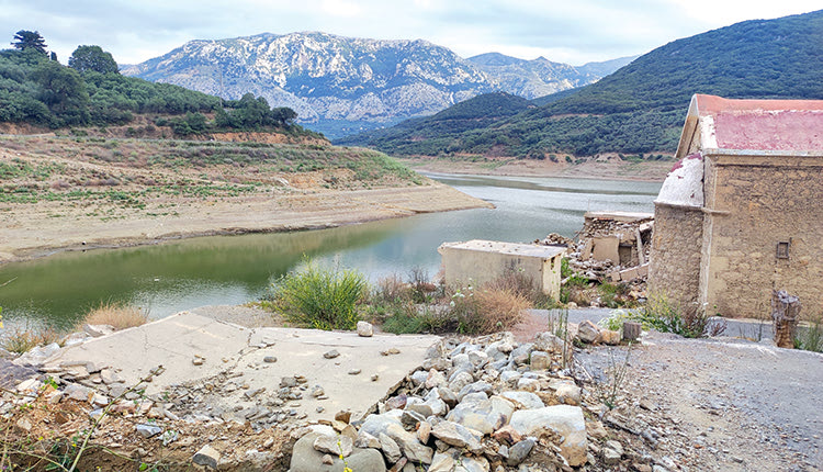 ΣΤΑ ΟΡΙΑ ΤΩΝ ΑΝΤΟΧΩΝ ΤΟΥ Ο ΑΠΟΣΕΛΕΜΗΣ Φράγμα: Πέφτει η στάθμη και αναδύεται ο εφιάλτης