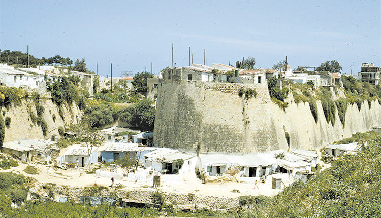 ΦΩΤΟΗΜΕΡΑΣ: ΤΟ ΗΡΑΚΛΕΙΟ στη δεκαετία του ‘60 με τις τρώγλες στα τείχη. Φωτογραφία SilkyDog.