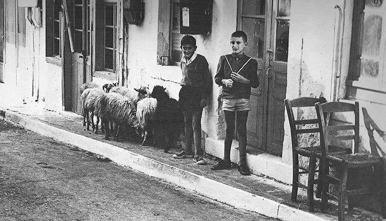 ΣΤΙΣ ΑΡΧΑΝΕΣ το 1975, φωτογραφία του Rudolf Gebhard