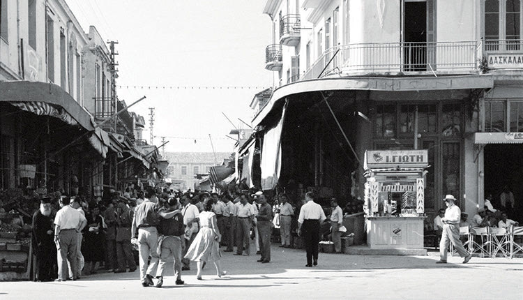 ΦΩΤΟΗΜΕΡΑΣ: ΣΤΗΝ ΑΓΟΡΑ του Ηρακλείου το καλοκαίρι του 1950. Στο βάθος διακρίνεται ο Ναός του Σωτήρος που αργότερα κατεδαφίστηκε.