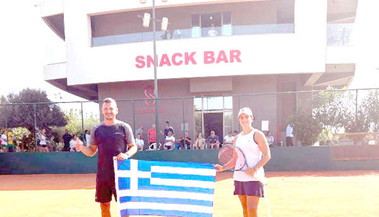 Η Καλογεροπούλου με τον προπονητή της στο Lyttos Beach