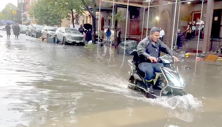 Το Μεγάλο Μήλο έγινε μεγάλο ποτάμι.  Οι καταρρακτώδεις βροχές  προκάλεσαν πλημμύρες στη Νέα Υόρκη την  Παρασκευή, συνέπεια της κλιματικής αλλαγής.