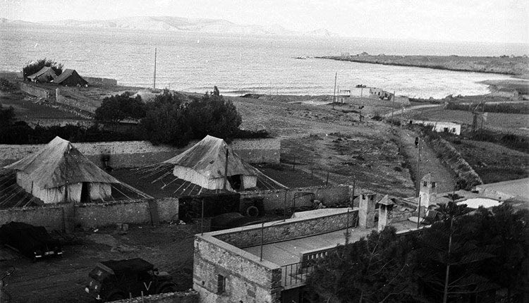 ΦΩΤΟΗΜΕΡΑΣ: 1941. Γερμανική κατασκήνωση στον σημερινό Πόρο του Ηρακλείου. Απέναντι διακρίνεται η νήσος Δία (φωτογραφία Ernst Weight)