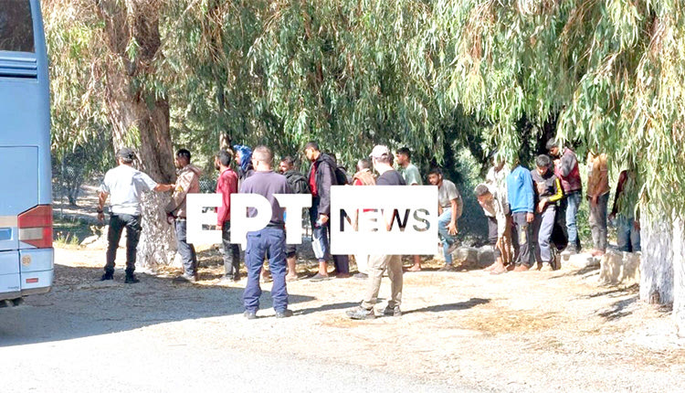 Οι 79 μετανάστες μεταφέρθηκαν στην αίθουσα λιμεναρχείου στο λιμάνι του Ηρακλείου