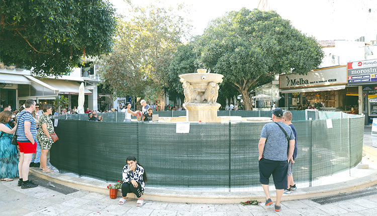 Την περιέργεια των ντόπιων αλλά και  των ξένων επισκεπτών προκαλεί το  προστατευτικό πέτασμα που έχει τοποθετηθεί από την αρχή της εβδομάδας στην κρήνη Μοροζίνι, τα περίφημα Λιοντάρια