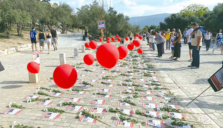 Συγκλονιστική στιγμή. Χθες στην Αθήνα στη Διονυσίου Αρεοπαγίτου, οι Ισραηλινοί που ζουν στη χώρα μας μοιράστηκαν την αγωνία τους για τη μοίρα των 229 ομήρων.