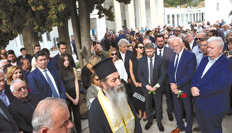 Κανείς δεν την ξέχασε. Σε κλίμα συγκίνησης τελέστηκε στο Α' Νεκροταφείο τρισάγιο στη μνήμη της αείμνηστης Φώφης Γεννηματά για τη συμπλήρωση 2 χρόνων από τον θάνατό της. Ο πρόεδρος του ΠΑΣΟΚ Νίκος Ανδρουλάκης, το σύνολο της Κ.Ο του κόμματος αλλά και  πλήθος στελεχών έδωσαν το “παρών”.