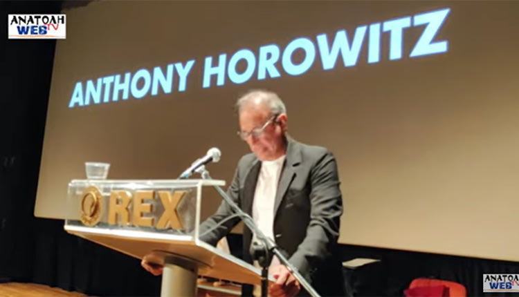 Ο ΔΙΑΣΗΜΟΣ ΣΥΓΓΡΑΦΕΑΣ ANTHONY HOROWITZ ΣΤΗΝ ΤΕΛΕΤΗ ΑΝΑΓΟΡΕΥΣΗΣ ΤΟΥ ΣΕ ΕΠΙΤΙΜΟ ΔΗΜΟΤΗ ΑΓΙΟΥ ΝΙΚΟΛΑΟΥ