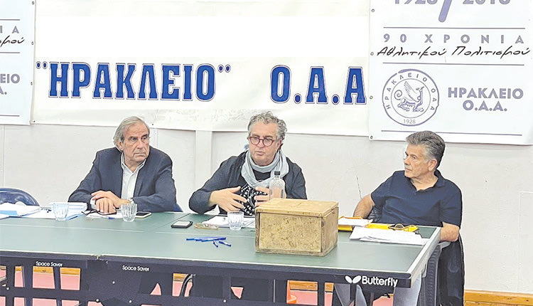 Ο κ. Δελάκης (μέση) εκλέχτηκε για 5η φορά πρόεδρος του «Ηράκλειο» Ο.Α.Α.