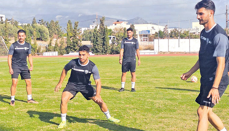 Ο Γιουσέφ (στη μέση) στη χθεσινή προπόνηση του Γιούχτα